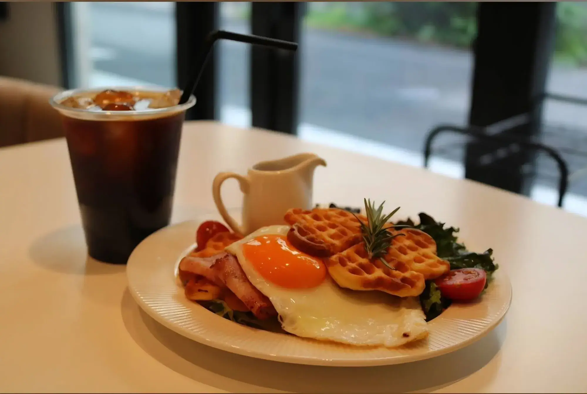 ワッフル＆アサイーボウルが楽しめるカフェ併設
